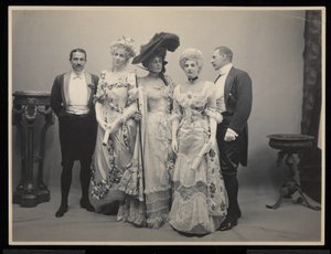 Grupowy portret pana Bartona Willinga, panny Alice Blight, panny Eleanor Jay (pani Arthur Iselin), panny Therese Iselin i innego mężczyzny na James Hazen Hyde Ball, Nowy Jork, 31 stycznia 1905 (srebrny żel